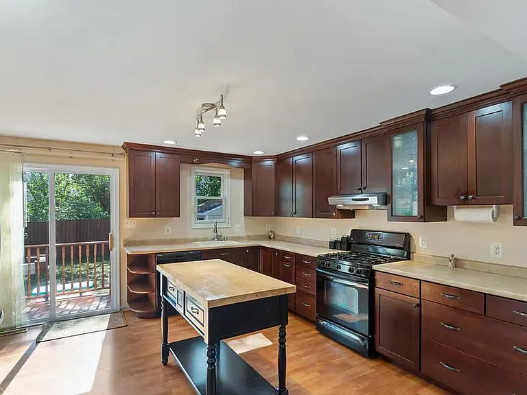 1235 Maple Ave — Photo 12