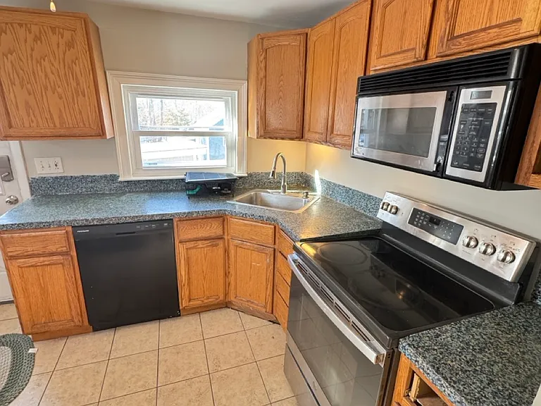 1547 Liberty St — Photo 4