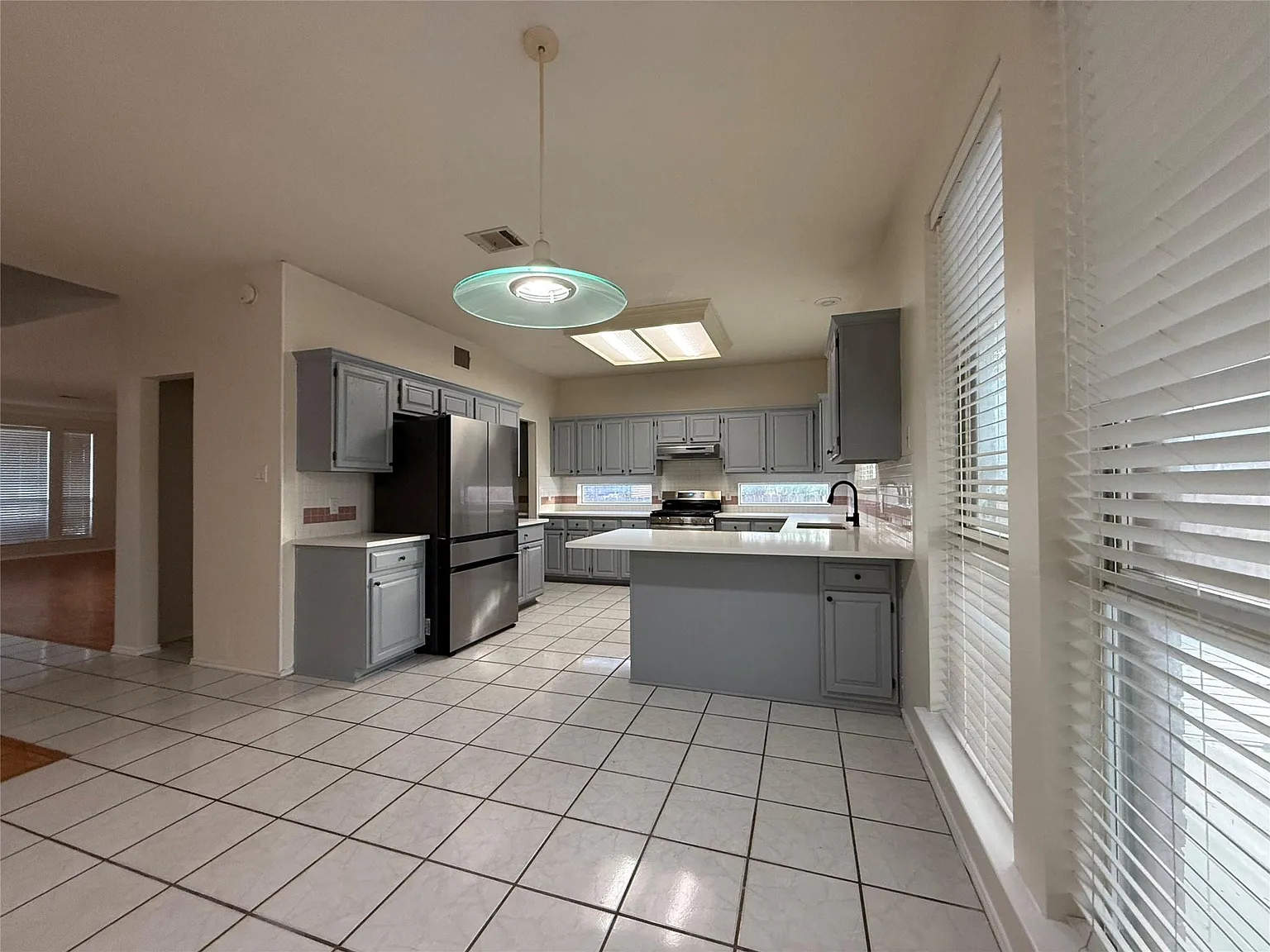 5 bed, 2.5 bath, 3052 sqft, $2,600 — Photo 2