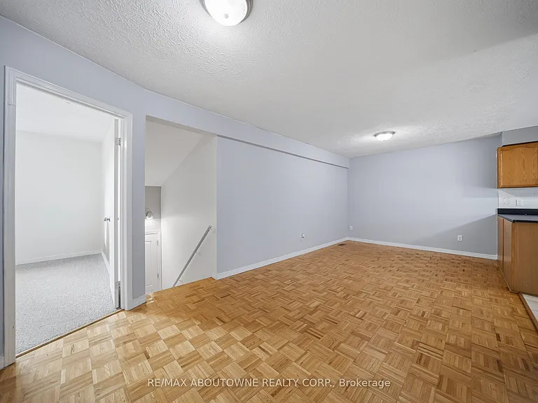 146 Bankside Dr N #UPPER — Photo 5