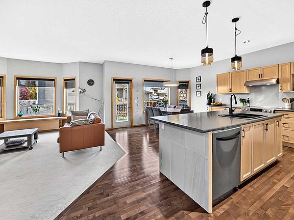 5th image of 18 SE West Pointe Way