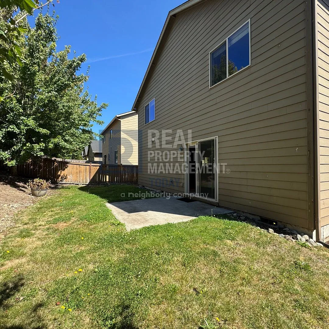 SpaSpacious 4-Bedroom Lacey Home with Loft, A/C, Fenced Yard & 2-Car Garage! — Photo 4
