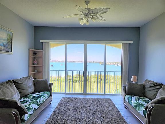 3rd image of 31 Harbour Isle Dr E #303