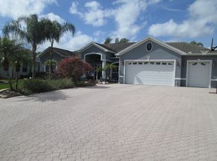 5743 Wedgefield Dr, Zephyrhills, FL 33541