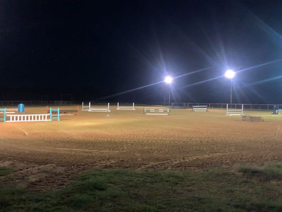 Arena is dirt footing so multi-discipline friendly