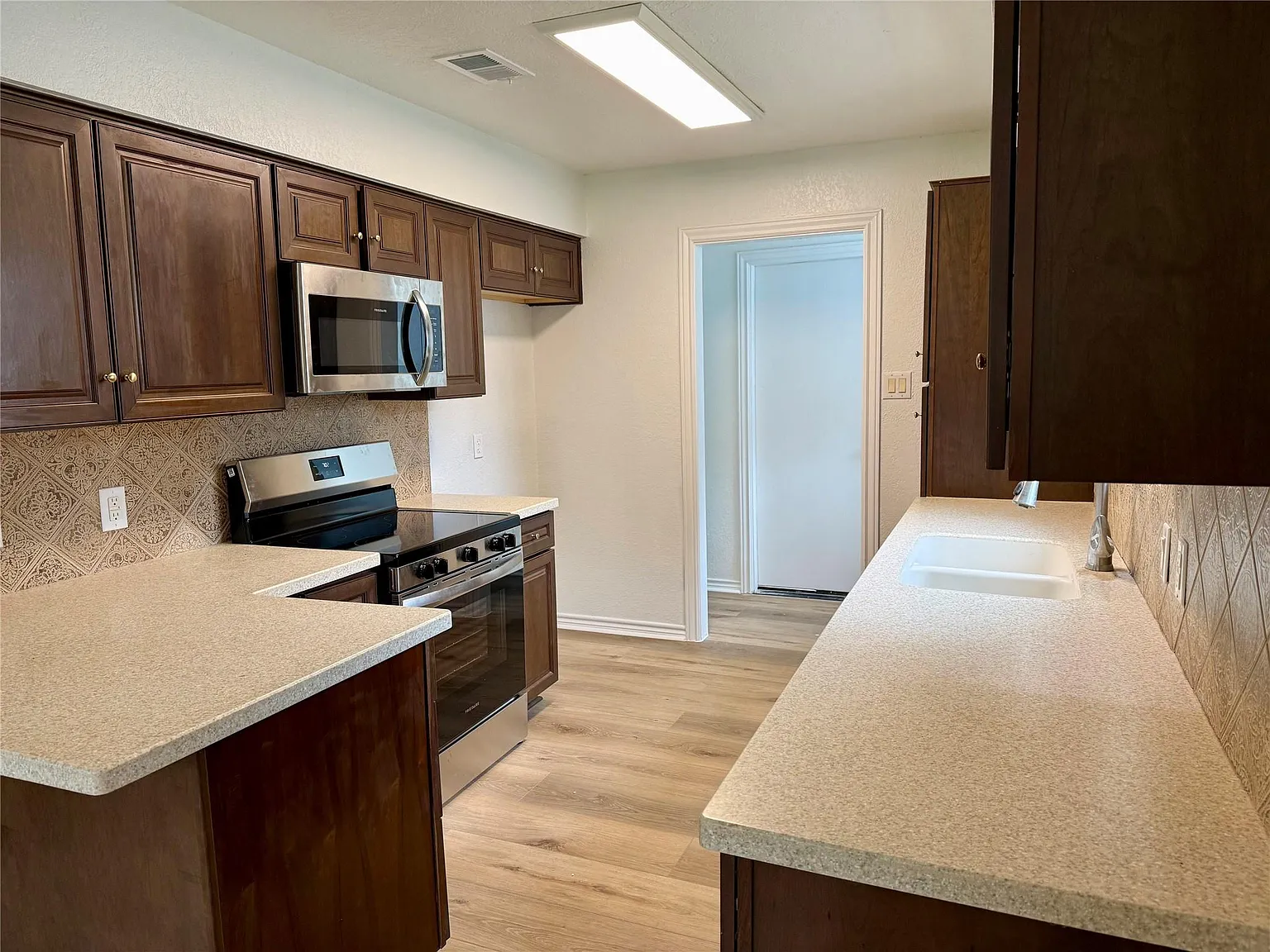 3 bed, 2.0 bath, 1402 sqft, $2,025 — Photo 2