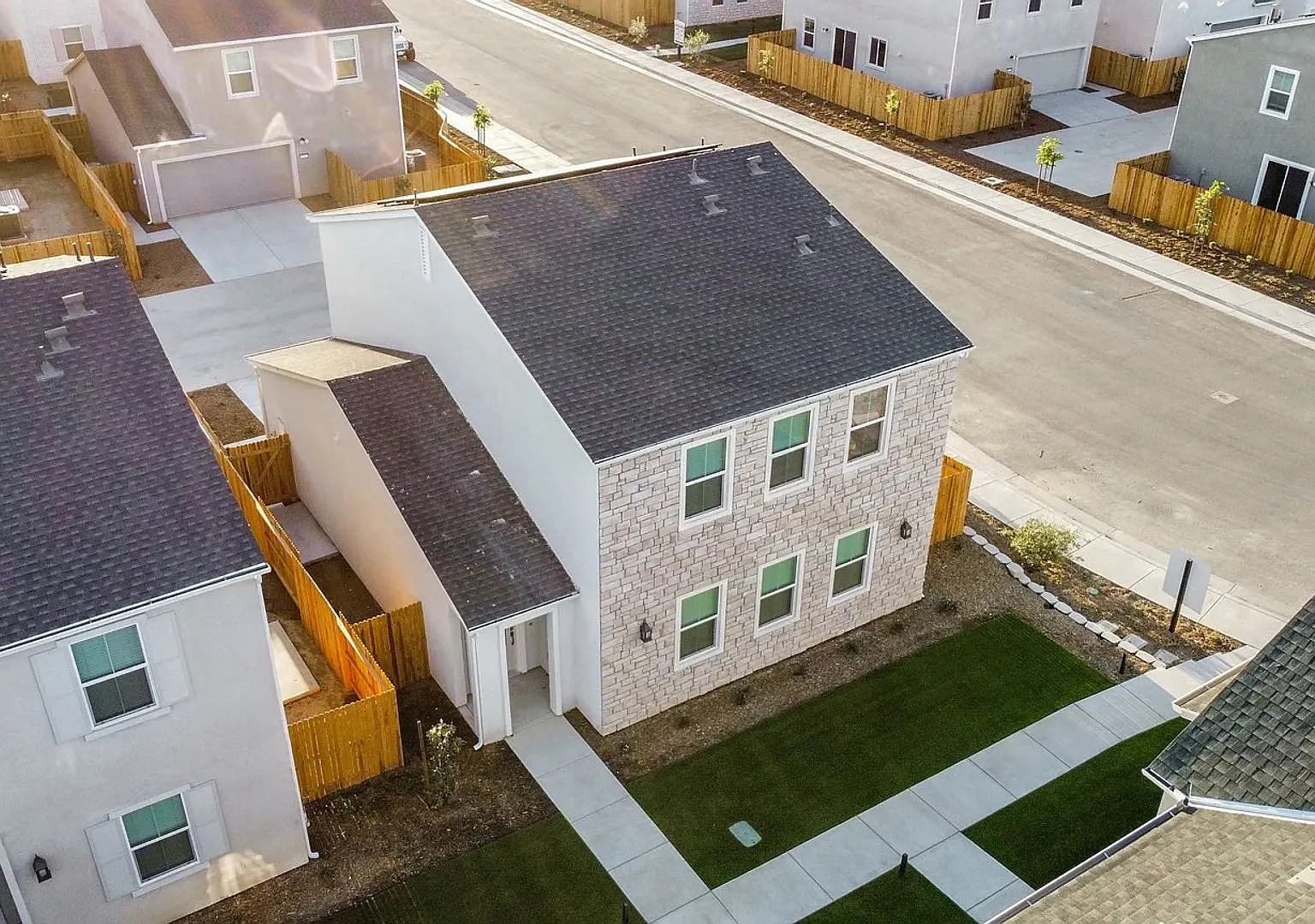 Brand-New 3BD/2.5BA Home in Southwest Bakersfield Modern Finishes, Solar & 2-Car Garage — Photo 4