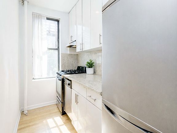 4th image of 300 W 12th St APT 2E