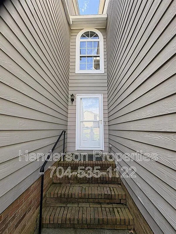 2 bed, 2.5 bath, 1723 sqft, $1,899 — Photo 2