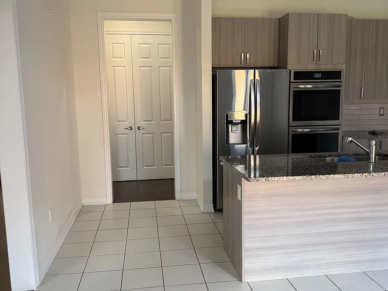 166 Auckland Dr — Photo 4
