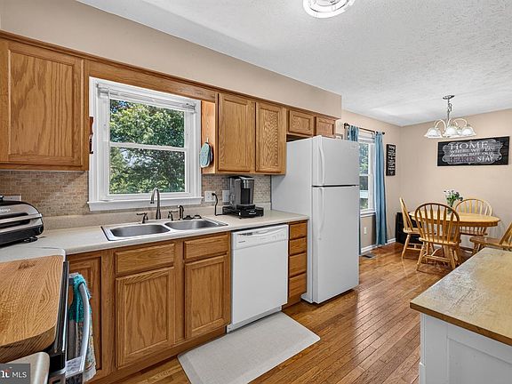 4th image of 349 Walker Way