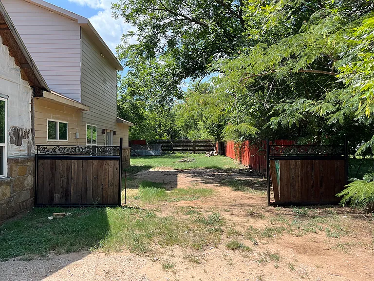 661 E Crow St — Photo 3