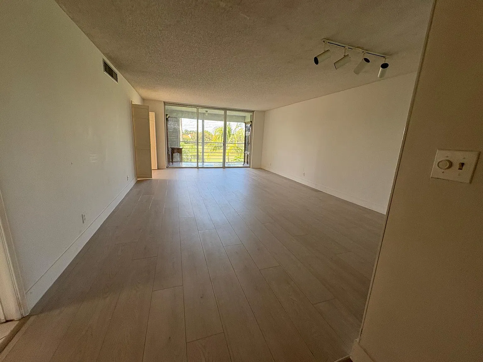 3 bed, 2.0 bath, 1444 sqft, $2,400 — Photo 3