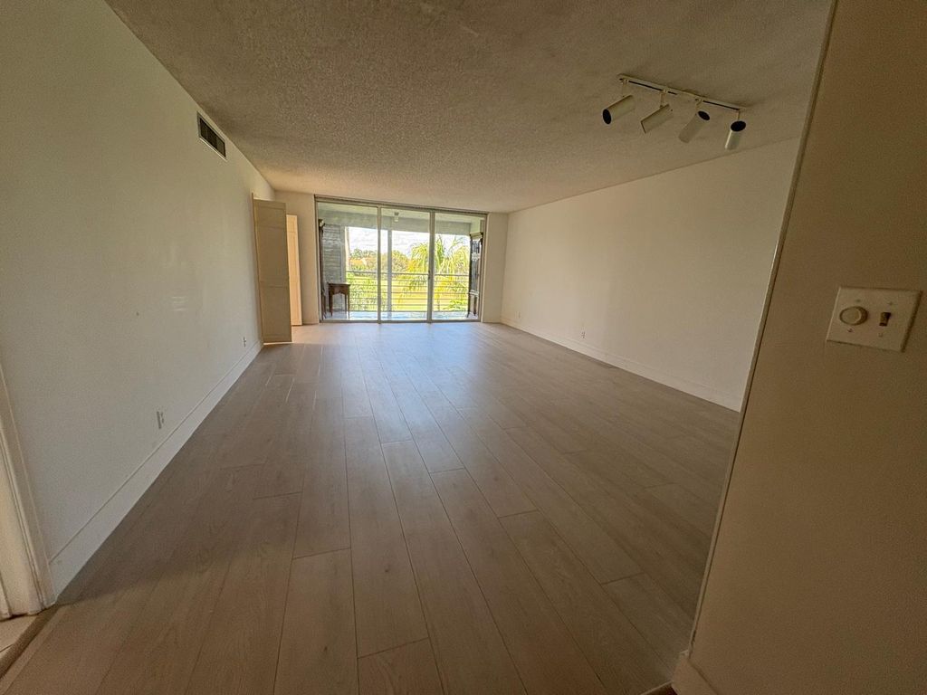 3970 Oaks Clubhouse Dr APT 310, photo 3