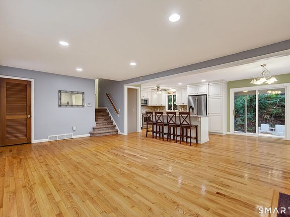 4th image of 884 Indian Hill Road