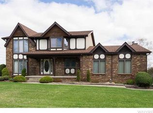 2 Old Schoolhouse Rd, Lancaster, NY 14086