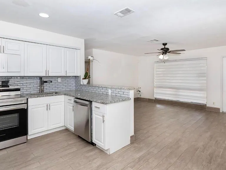 1398 SW 47th Ter — Photo 4
