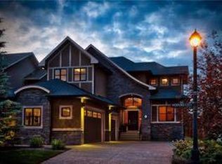 2 N Wexford Cres SW, Calgary, AB T3H 0G9