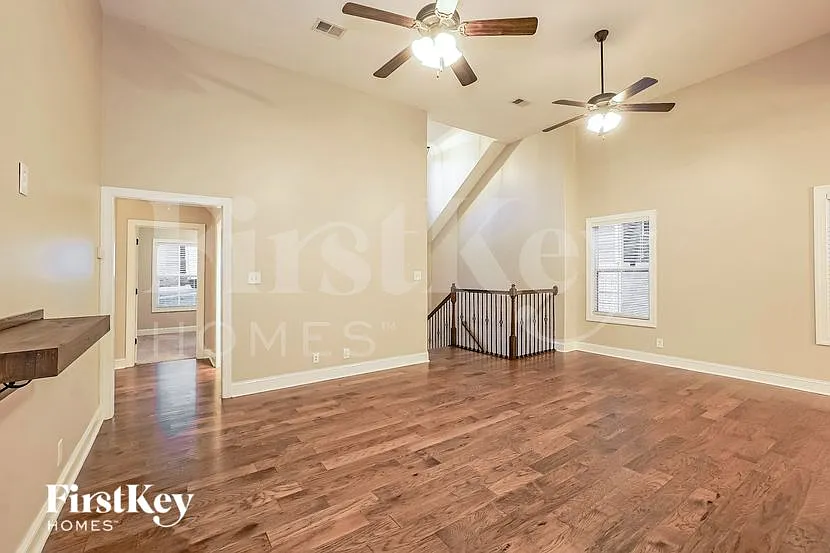 4 bed, 2.0 bath, 2308 sqft, $2,305 — Photo 4