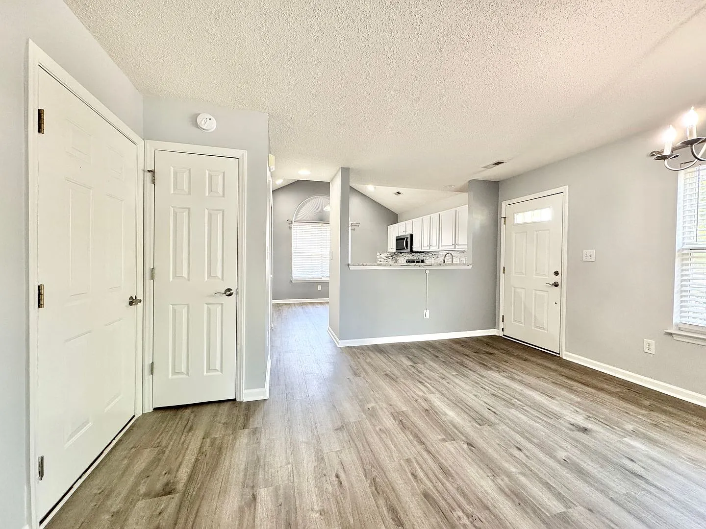 Updated 2 Bedroom with Loft & Neighborhood Pool! — Photo 4