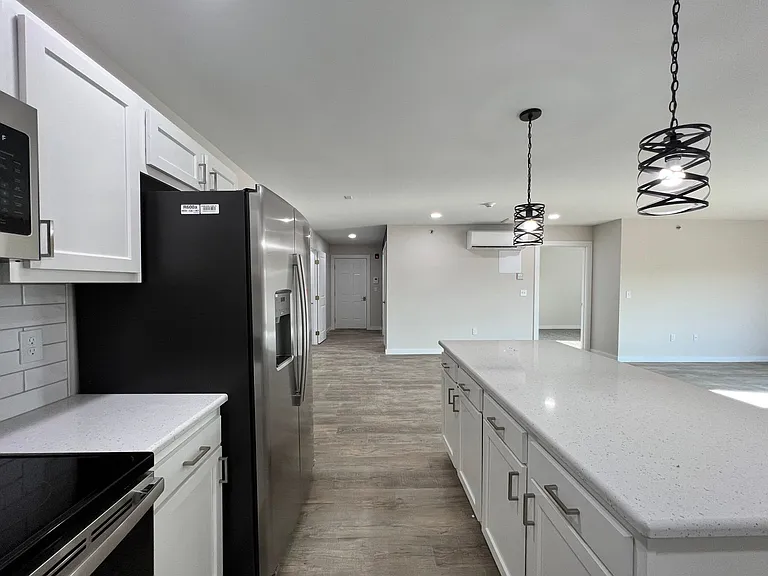 950 S Hebron Ave — Photo 4
