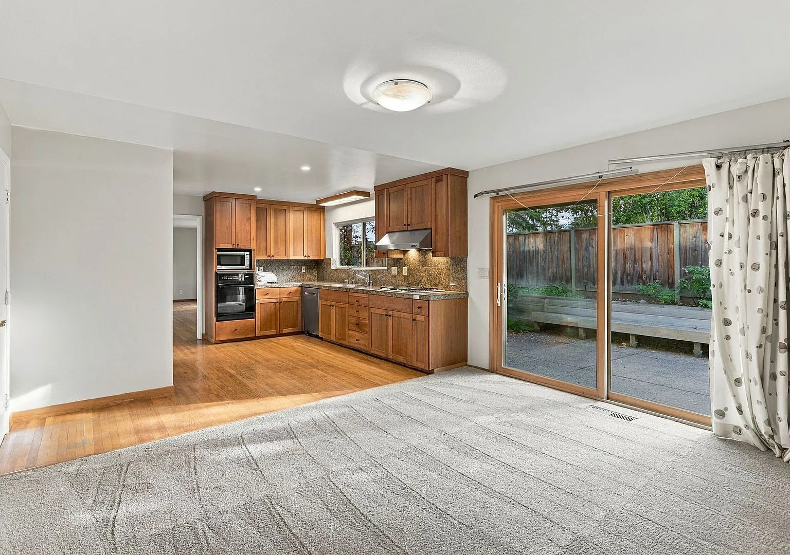 Beautiful 4-Bedroom 2.5 Bathroom Barron Park Home — Photo 4