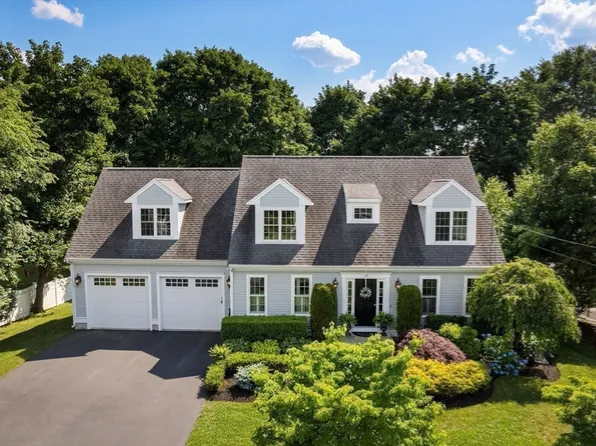 19 Summer St, Medfield, MA 02052