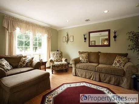 4th image of 15 Hemlock Ln