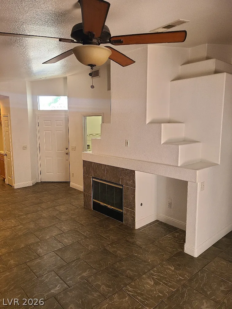 3 bed, 2.0 bath, 1252 sqft, $1,797 — Photo 2
