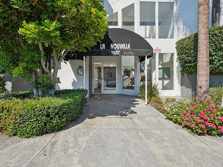 11657 Oxnard Str. — Photo 49