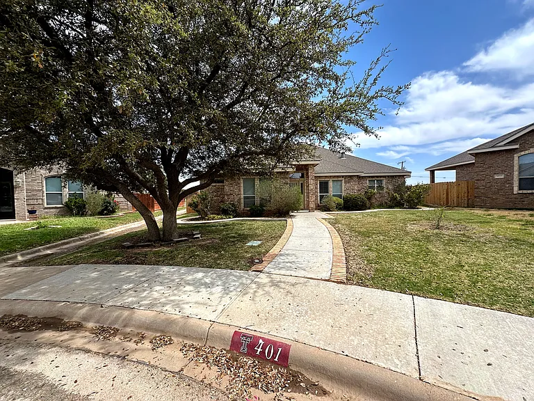 401 Springwood Ct — Photo 2