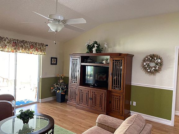 Entertainment center 