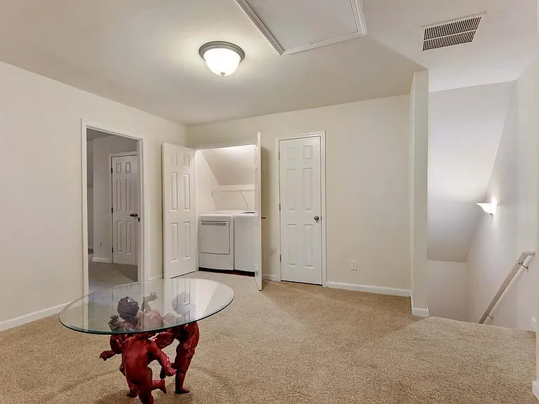 1099 Smith St SW #B — Photo 16