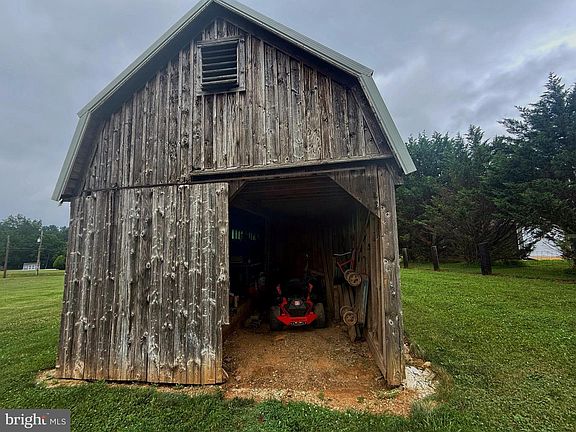 5th image of 203 Honeysuckle Rd