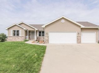 424 Old Indian Trl, Deforest, WI 53532
