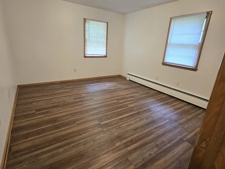 904 W River Rd — Photo 6