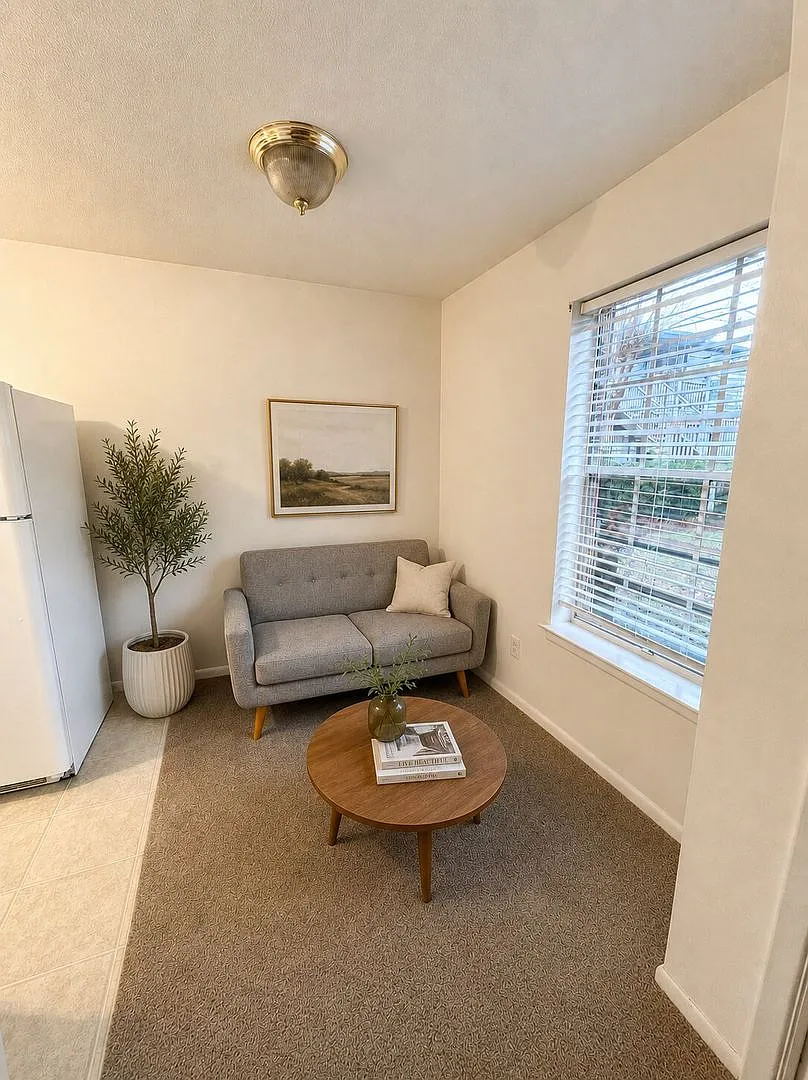 Convenient 1BR - Prime Location & Community Pool! — Photo 2