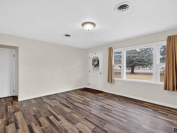 5th image of 109 S Columbia St