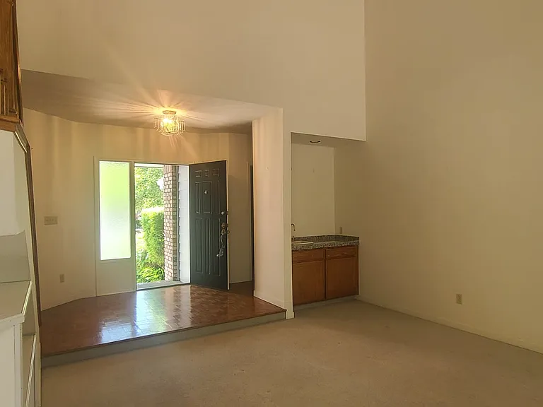 211 Kingswood Ct — Photo 2