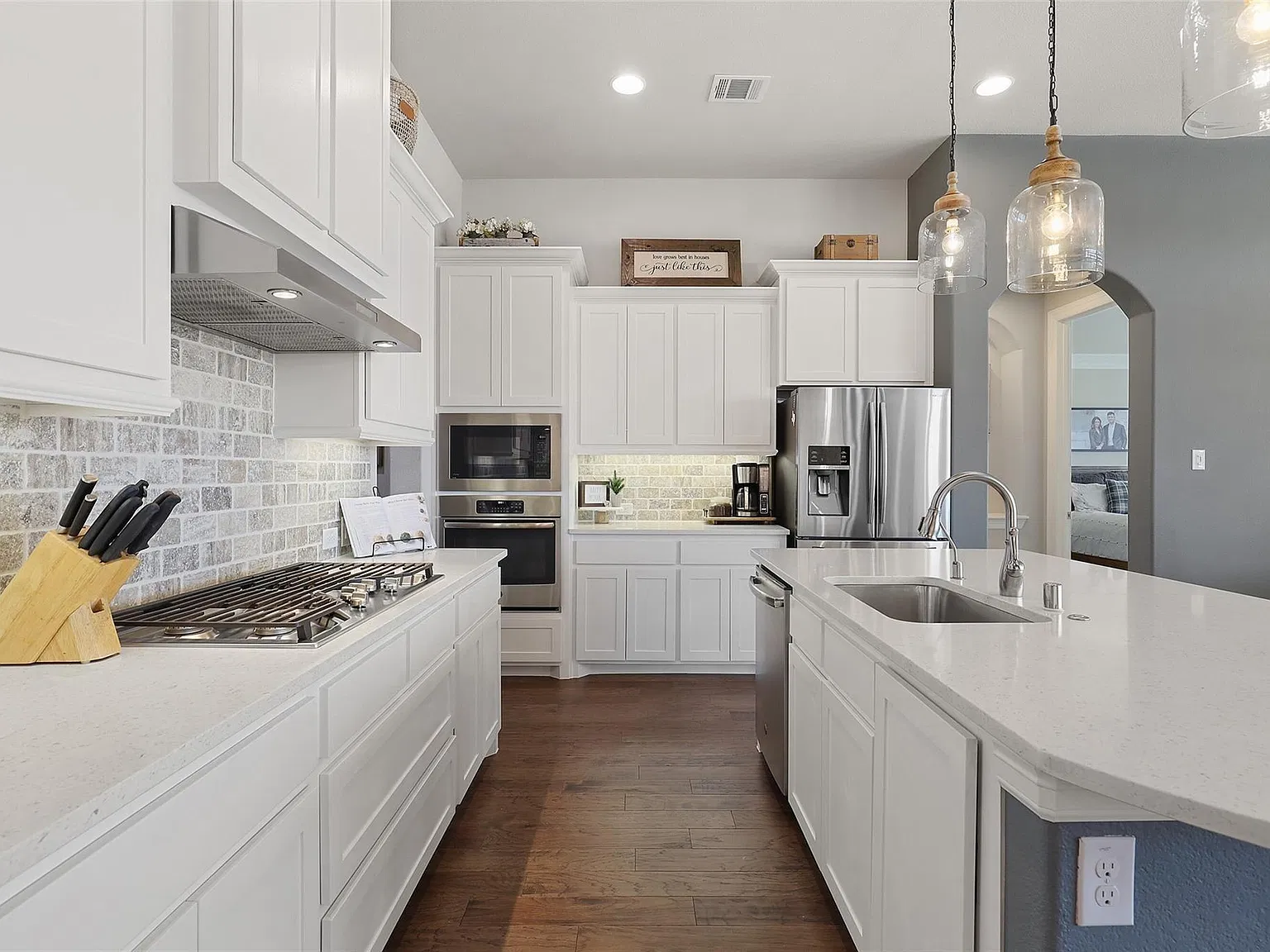 3 bed, 2293 sqft, $3,700 — Photo 4