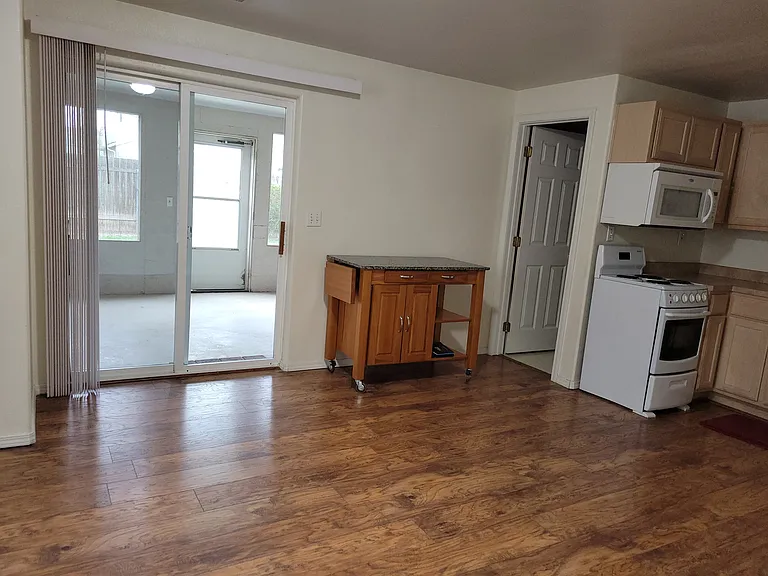 326 NE Kingwood Pl — Photo 2