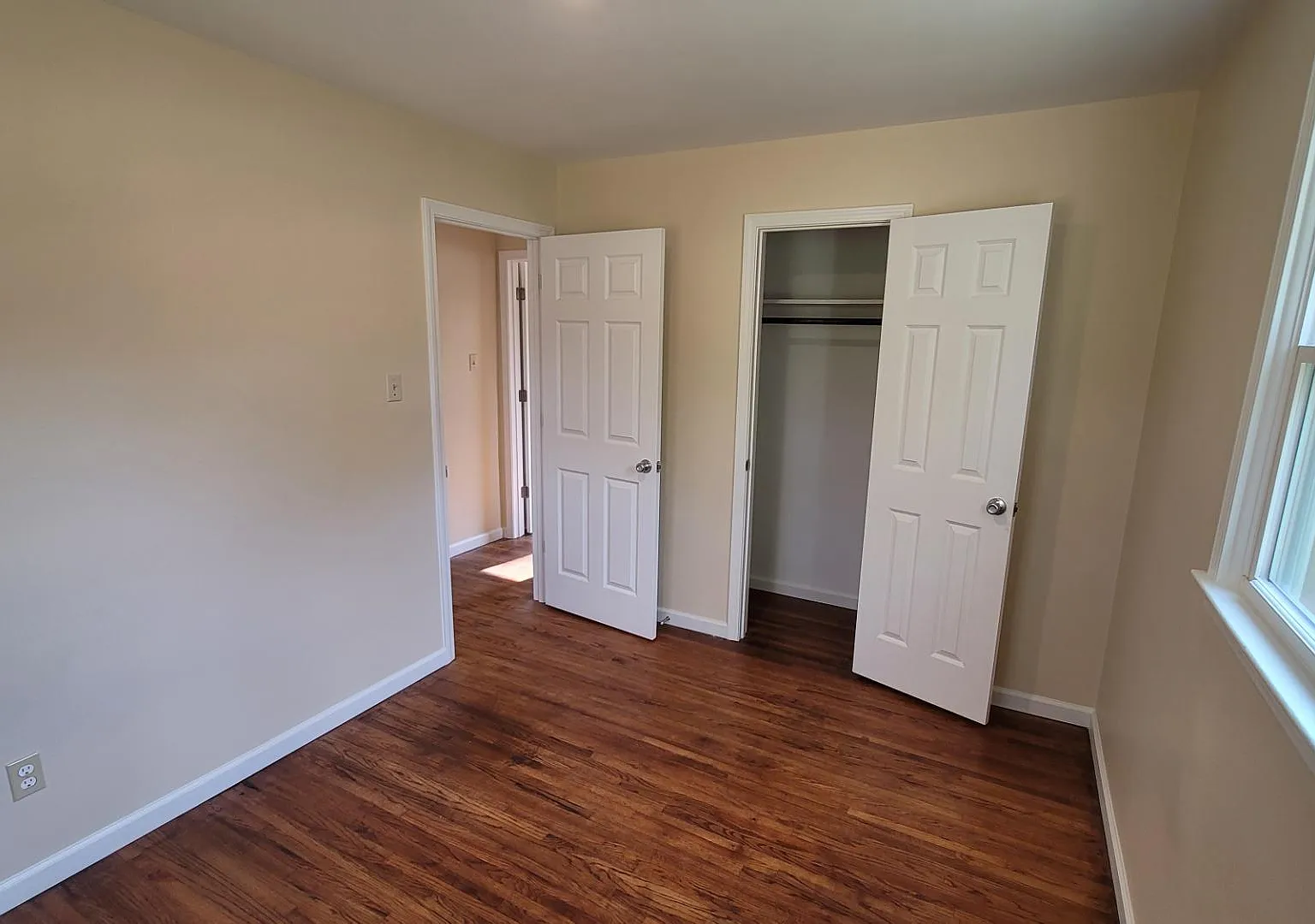 719 Rose Dr — Photo 2