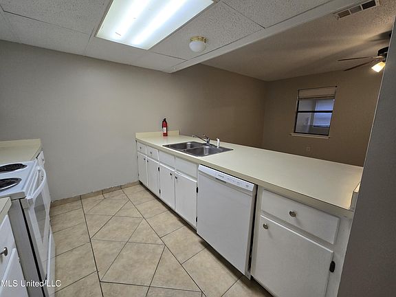 4th image of 15251 Parkwood Dr N #B