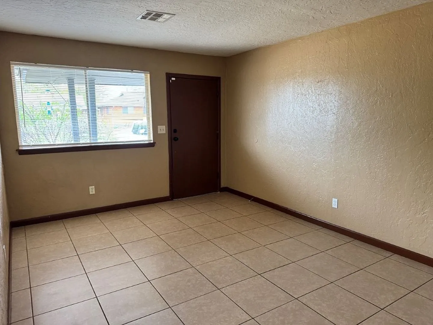 Modern upgrades, no carpet, one car garage! — Photo 2
