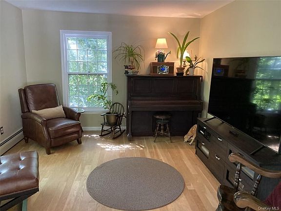 3rd image of 8 Upland Dr