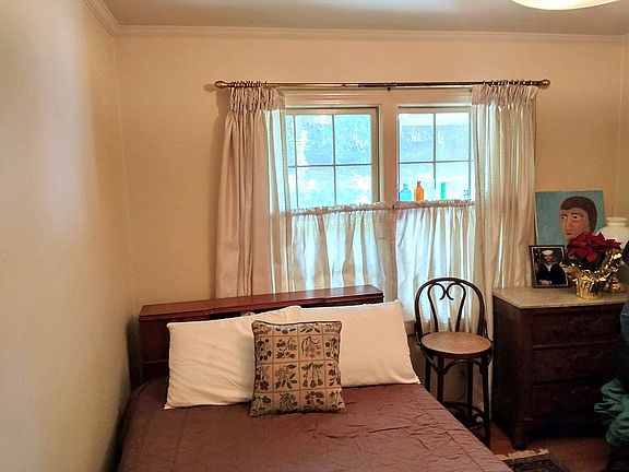  BR has 2 deep, wide closets