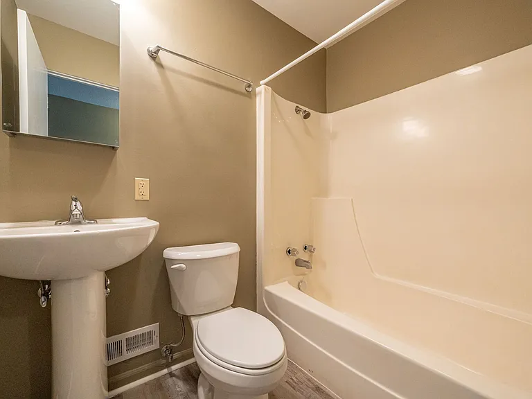 300 E Shelbourne Dr — Photo 9