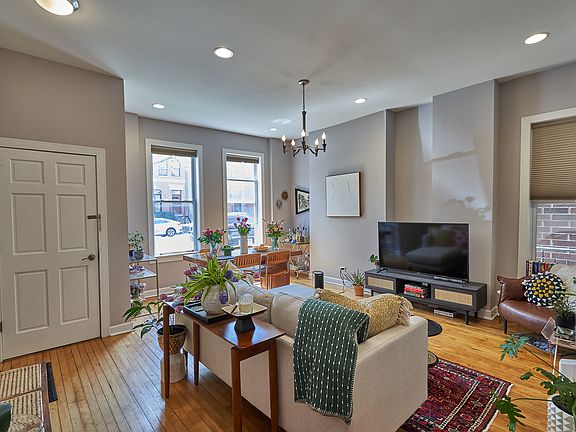 3rd image of 2224 W Medill Ave