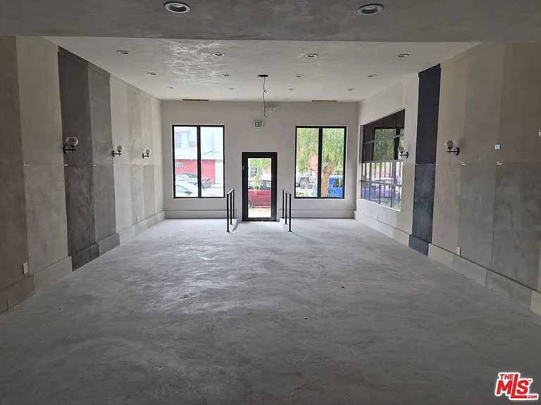 10835 Magnolia Blvd — Photo 14