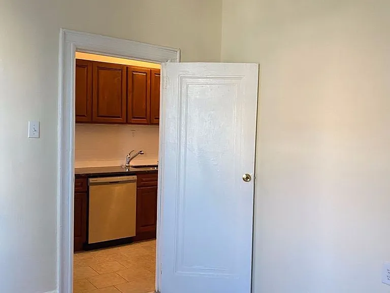Sevilla Grande - Renovated Units at Journal Square Path — Photo 42
